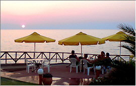 Strand-Terrasse bei Sonnenuntergang