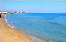 Blick am Strand entlang nach Rethymnon