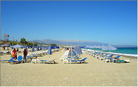 Platanias (Rethymnon): Blick den Strand entlang nach Westen